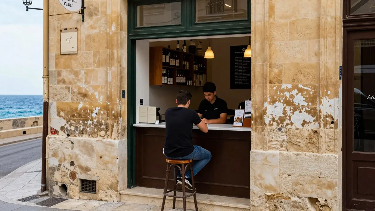 Dãy nhà đá màu mật ong trên con phố nhỏ ở Malta